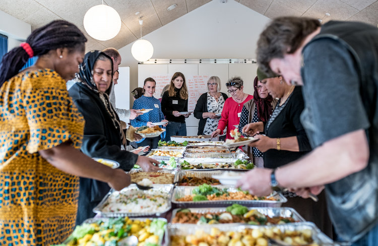 Blokland spiser sammen